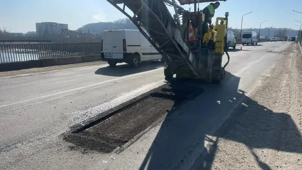 Ремонт дорожнього покриття на мосту
