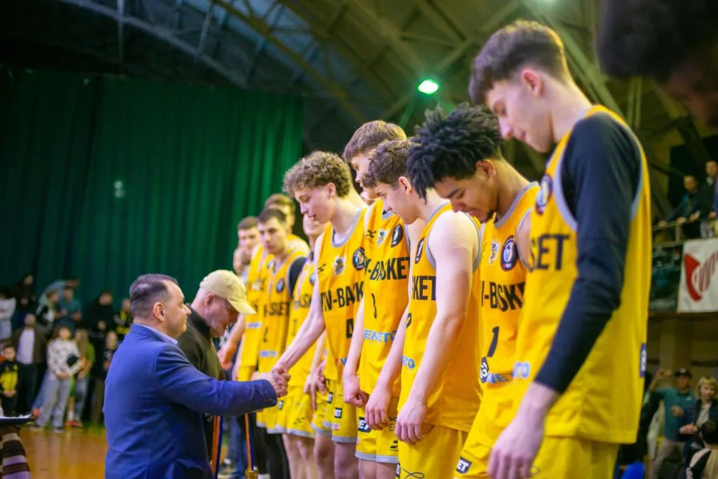 Баскетбольна команда отримує нагороди після гри