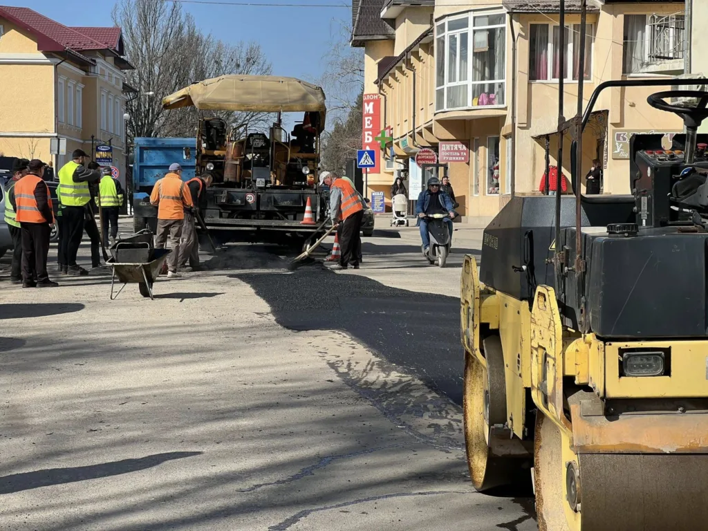 Робітники ремонтують дорогу в місті