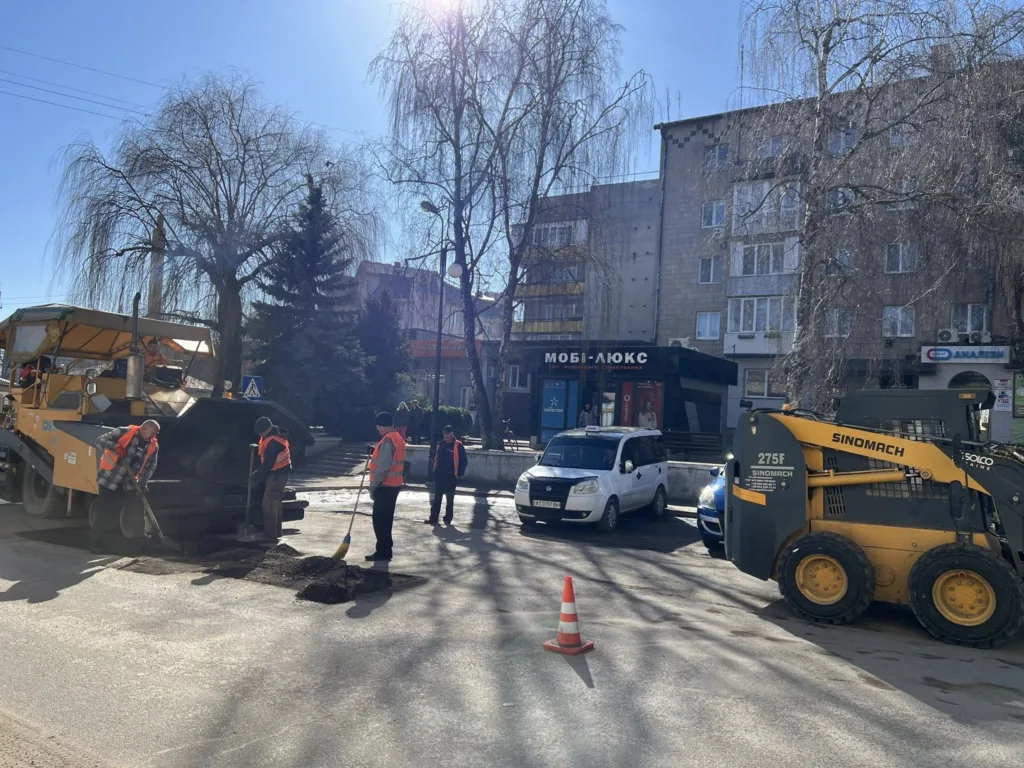 Робітники ремонтують асфальт на міській вулиці