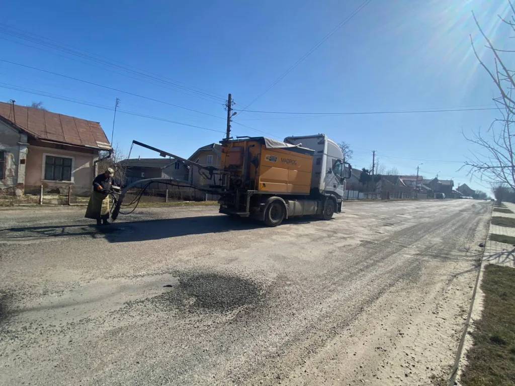 Ремонт дороги асфальтоукладачем у житловому районі