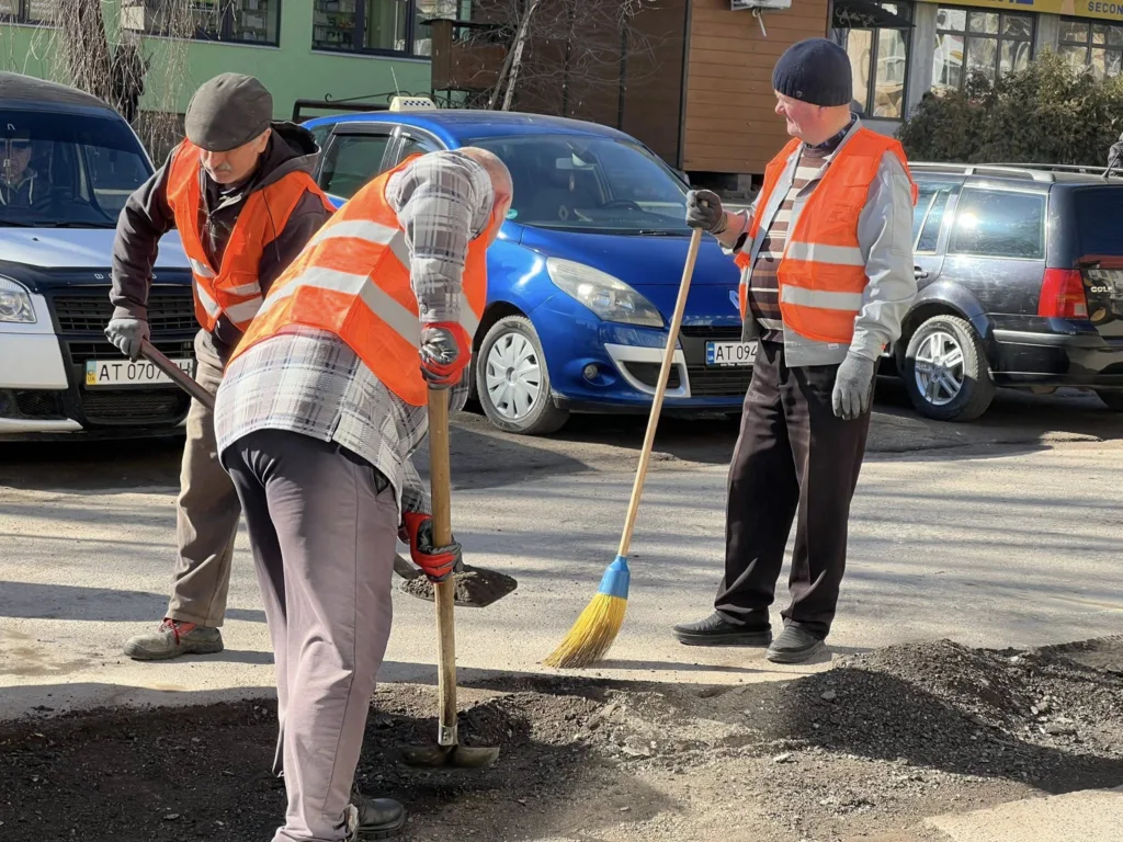 Робітники ремонтують дорожнє покриття на вулиці