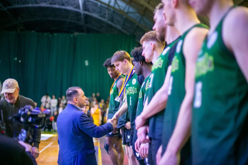 Нагородження баскетбольної команди після матчу