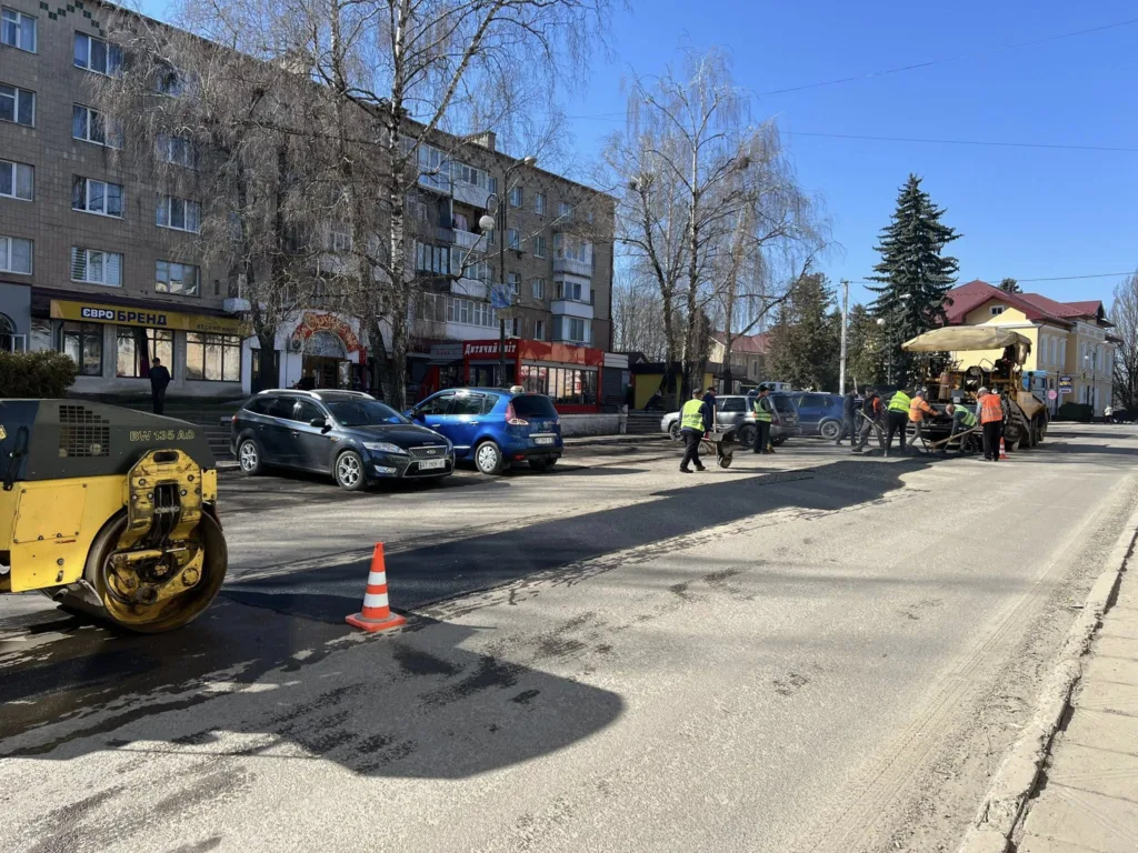 Ремонт дороги в місті під час сонячного дня