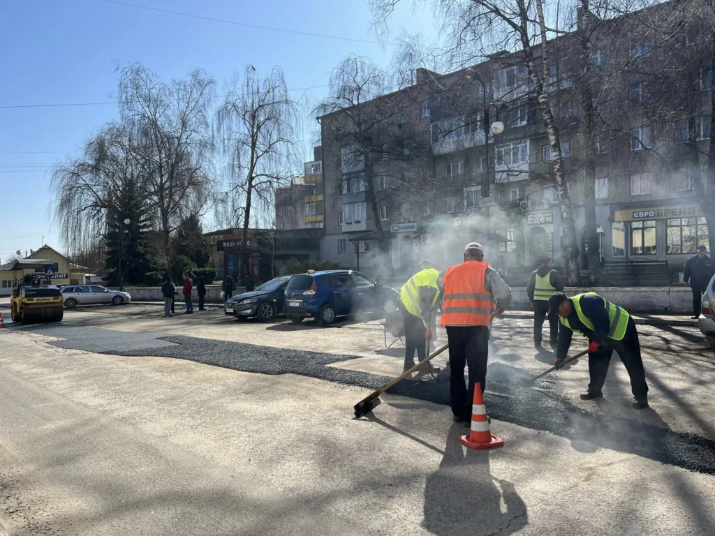 Робітники ремонтують дорогу в місті за сонячного дня