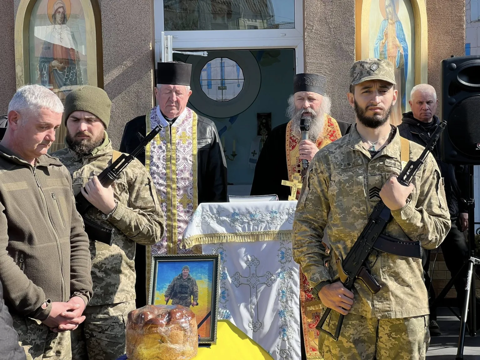 Військові та священники на церемонії прощання з героєм