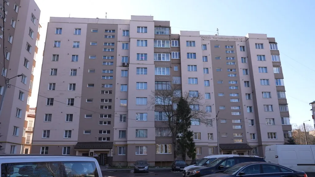 Багатоповерховий житловий будинок у міському дворі