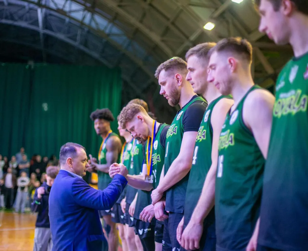 Нагородження баскетбольної команди медалями після матчу