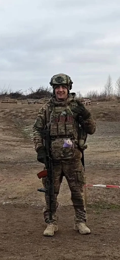 Військовий у камуфляжі стоїть на полігоні