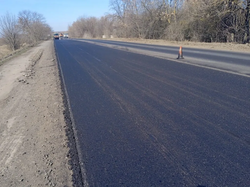 Укладання нового асфальту на дорозі