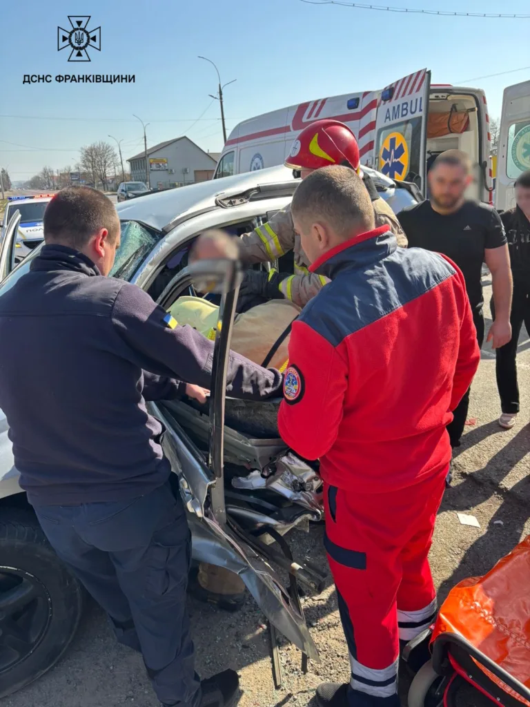 Рятувальники допомагають постраждалому після ДТП