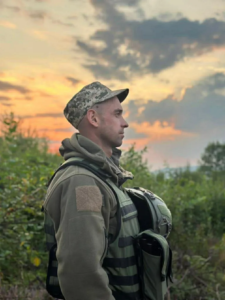 Військовий на заході сонця на природі