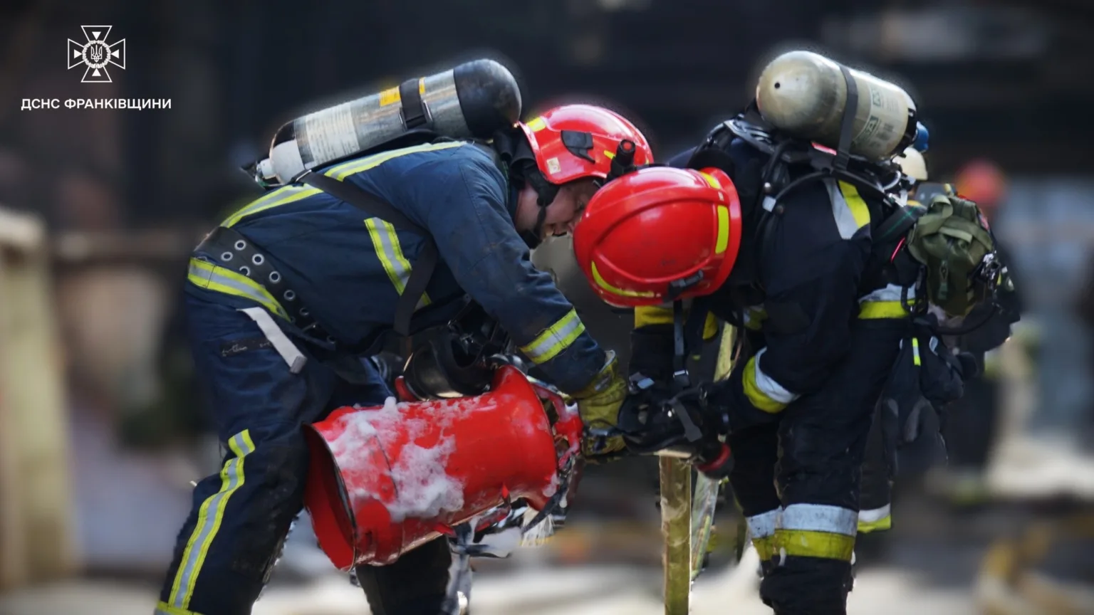 Пожежники гасять вогонь із вогнегасником