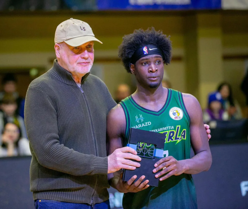 Баскетболіст отримує нагороду після матчу