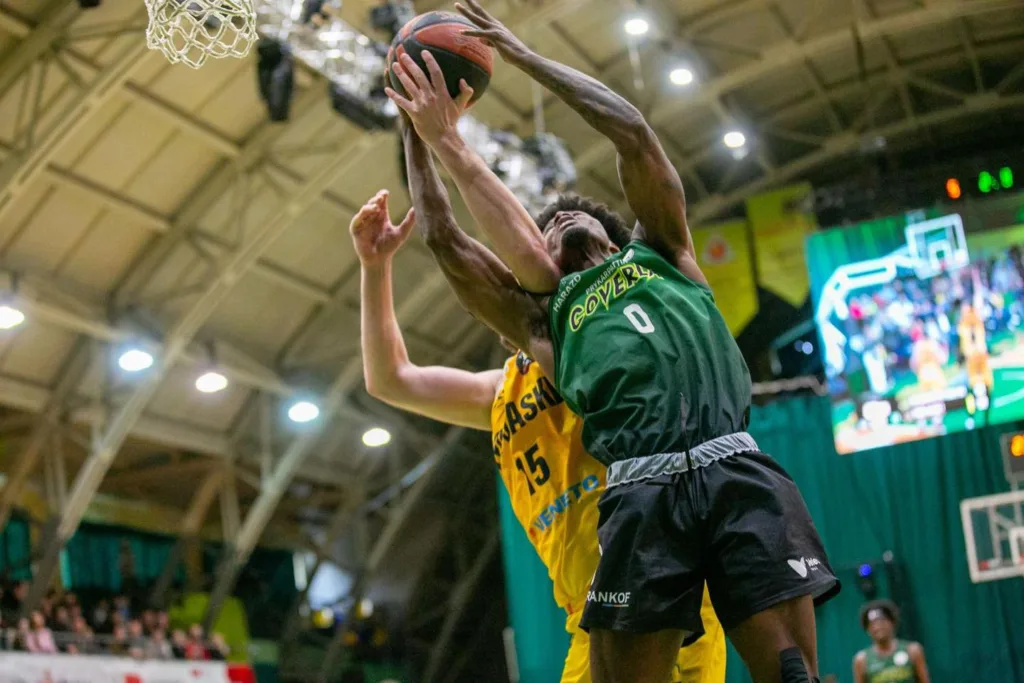 Баскетболісти змагаються за м'яч під кільцем