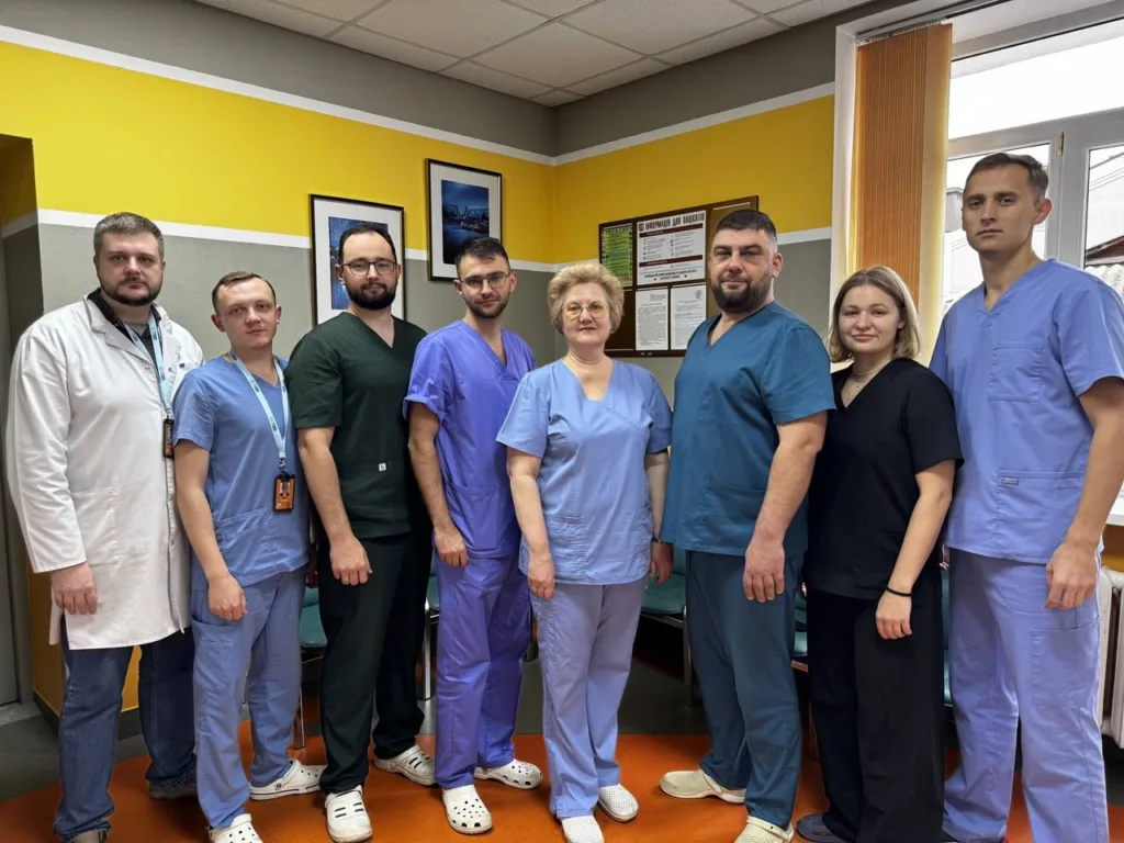 Медичний персонал у формі в лікарні