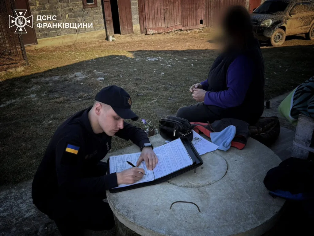 Рятувальник ДСНС спілкується з місцевою мешканкою