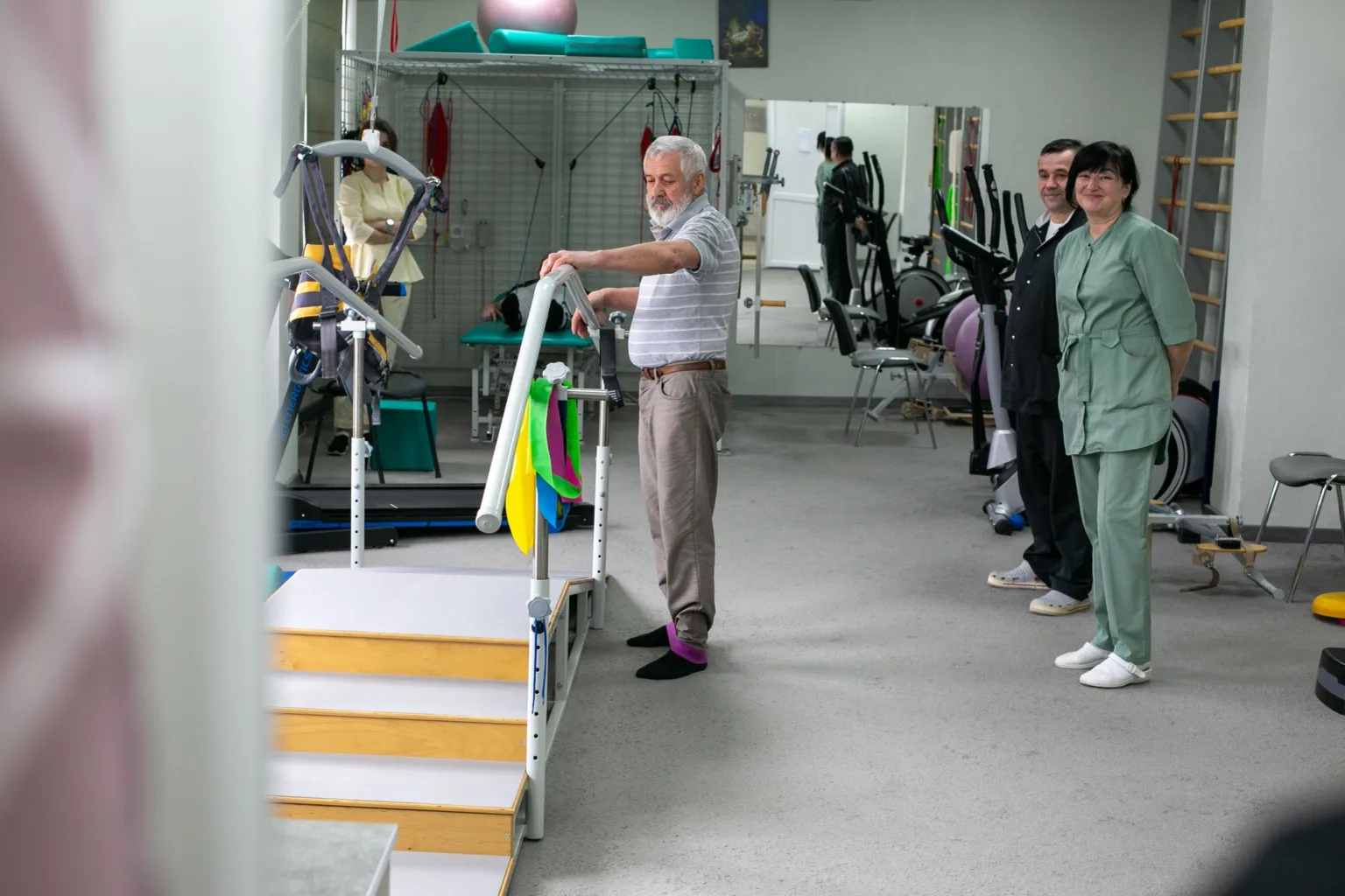 Пацієнт проходить реабілітацію під наглядом фахівців
