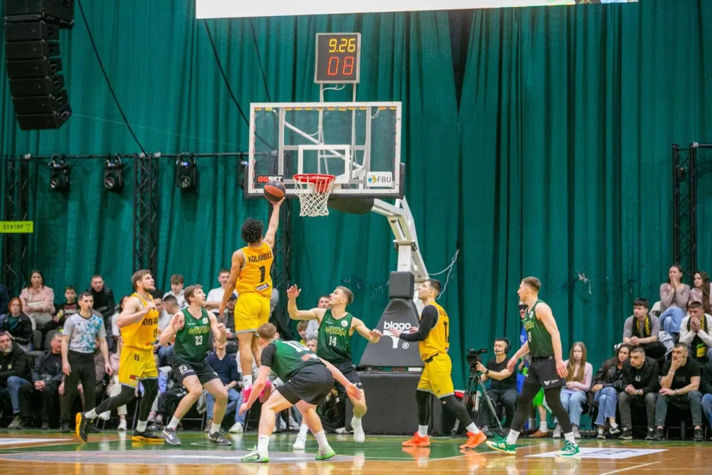 Баскетболіст робить кидок під час гри