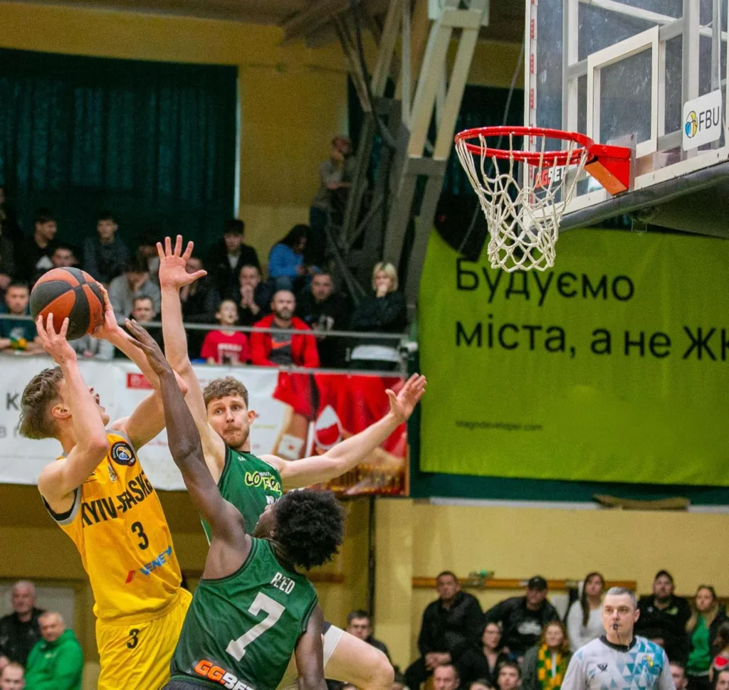 Баскетболісти змагаються під кошиком у матчі