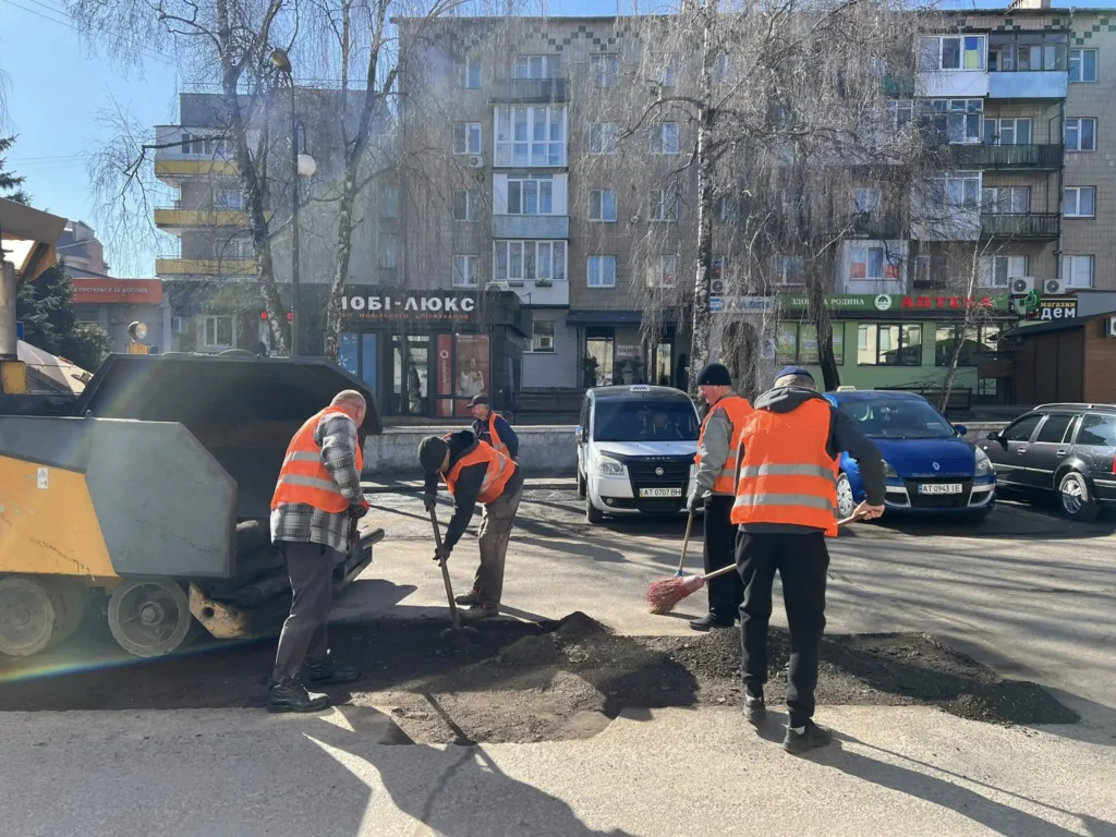 Робітники ремонтують асфальт на міській вулиці