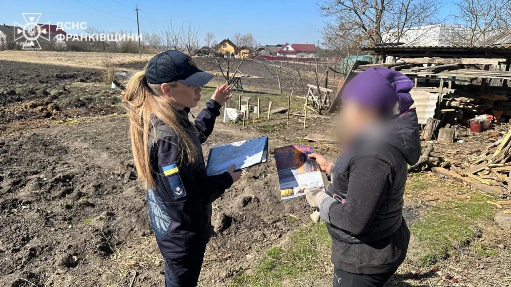 Рятувальниця проводить інструктаж мешканки села