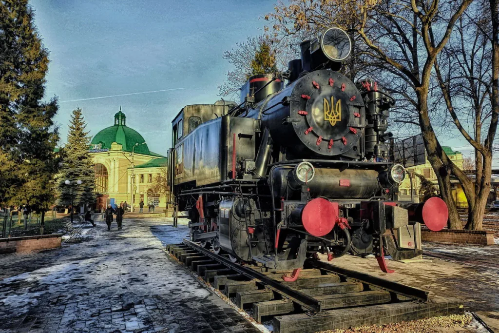 Старовинний паровоз біля вокзалу в Україні