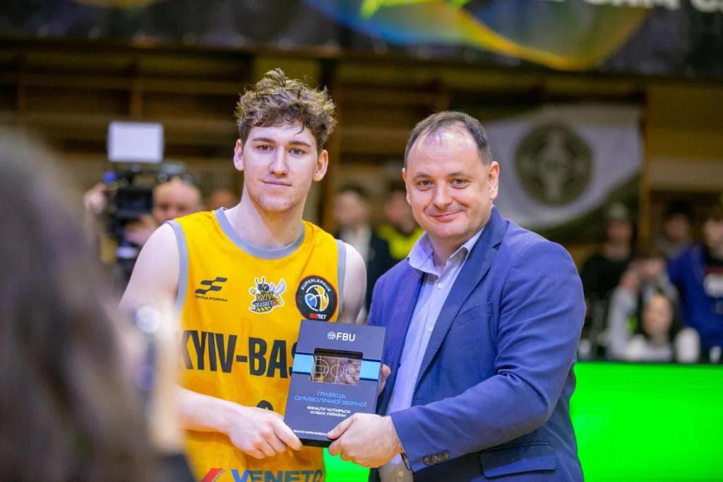 Гравець Київ-Баскета отримує нагороду на турнірі