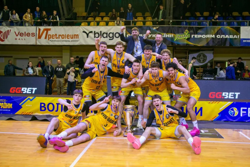 Баскетбольна команда святкує перемогу з кубком