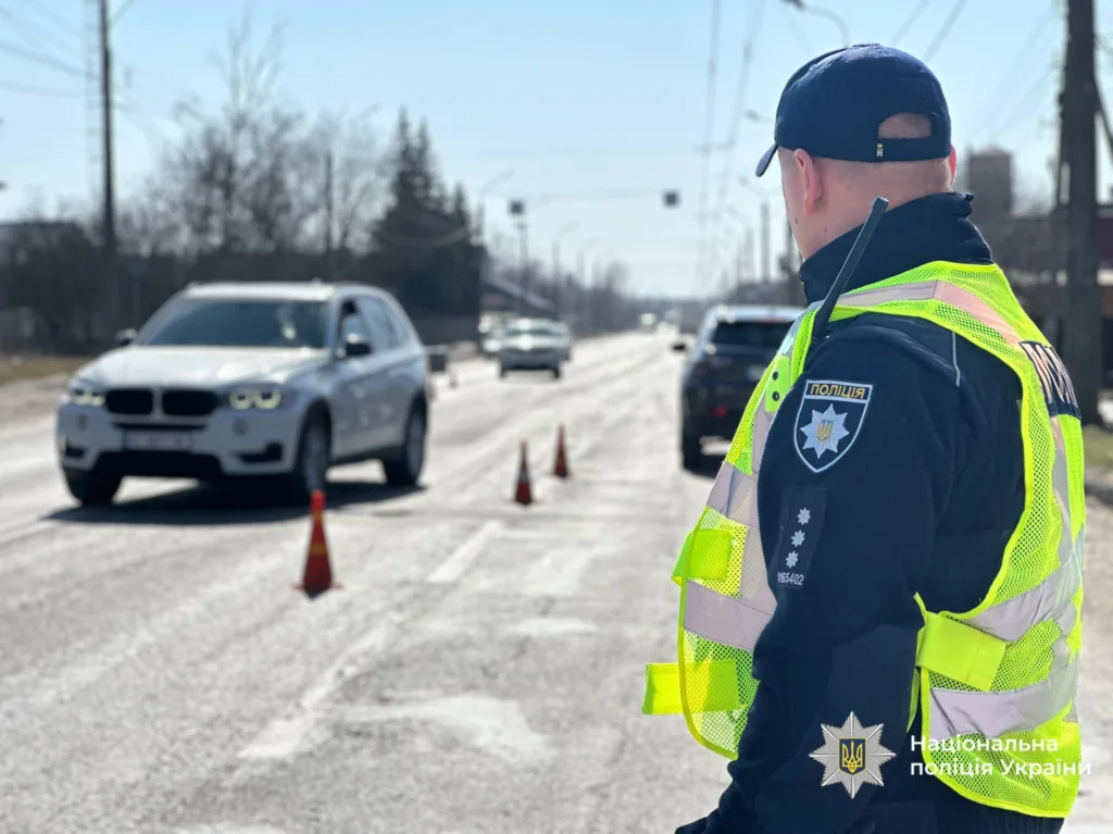 Поліцейський контролює дорожній рух на трасі