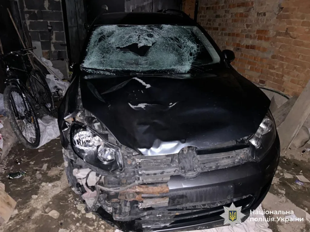 Пошкоджений автомобіль із розбитим лобовим склом