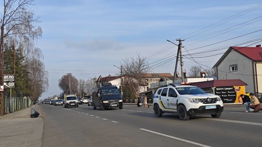 Поліцейський автомобіль та колона машин на вулиці