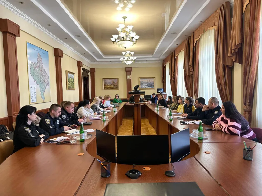 Засідання працівників поліції та громадськості у залі