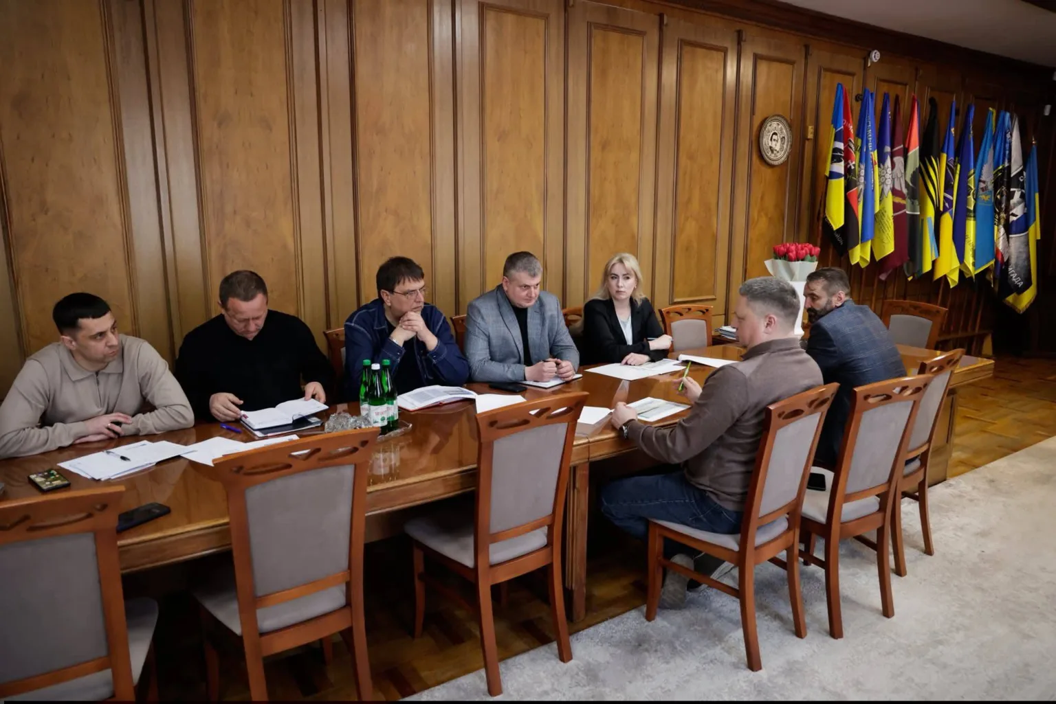 Робоча нарада у кабінеті з прапорами України