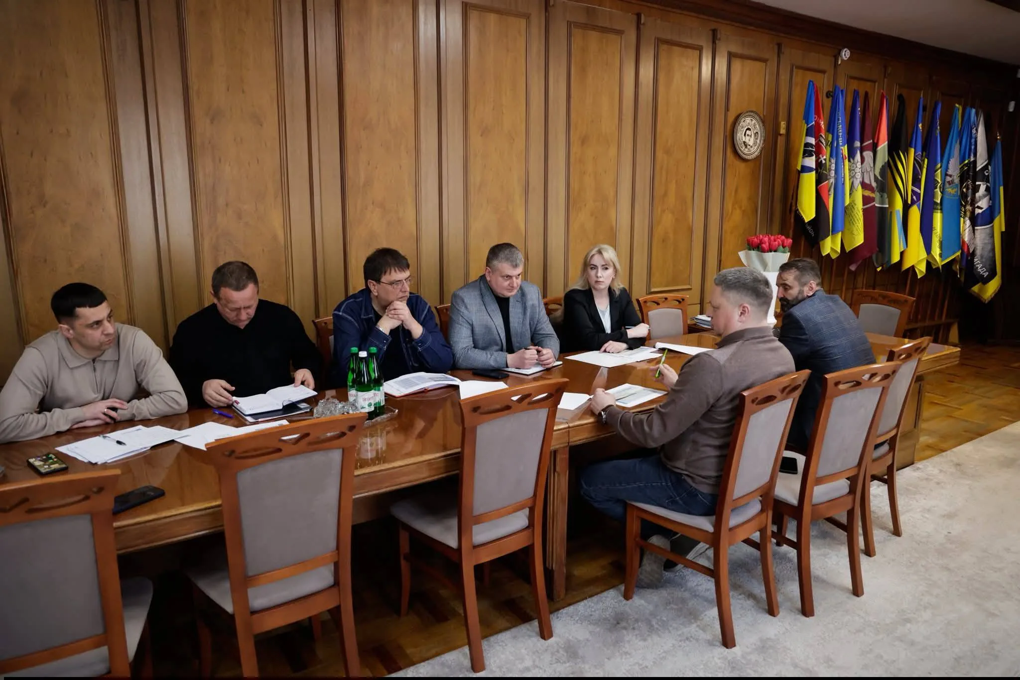 Робоча нарада у кабінеті з прапорами України