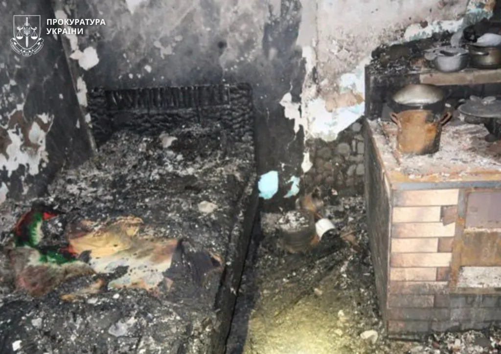 Згоріла кімната з піччю після пожежі