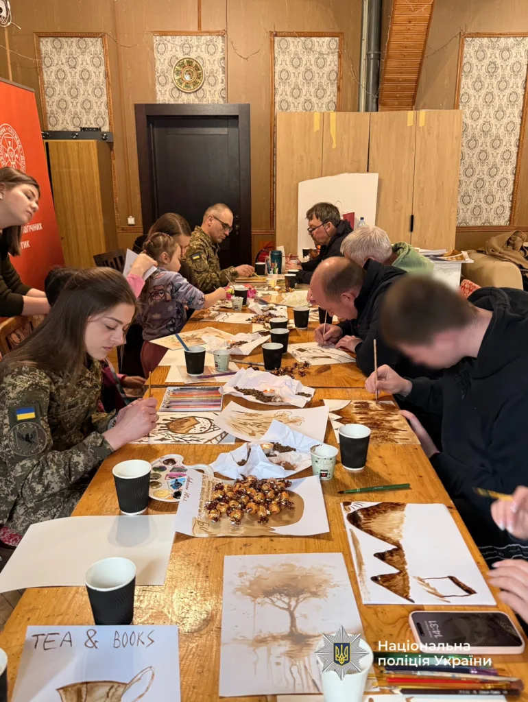 Люди малюють картини на творчому майстер-класі