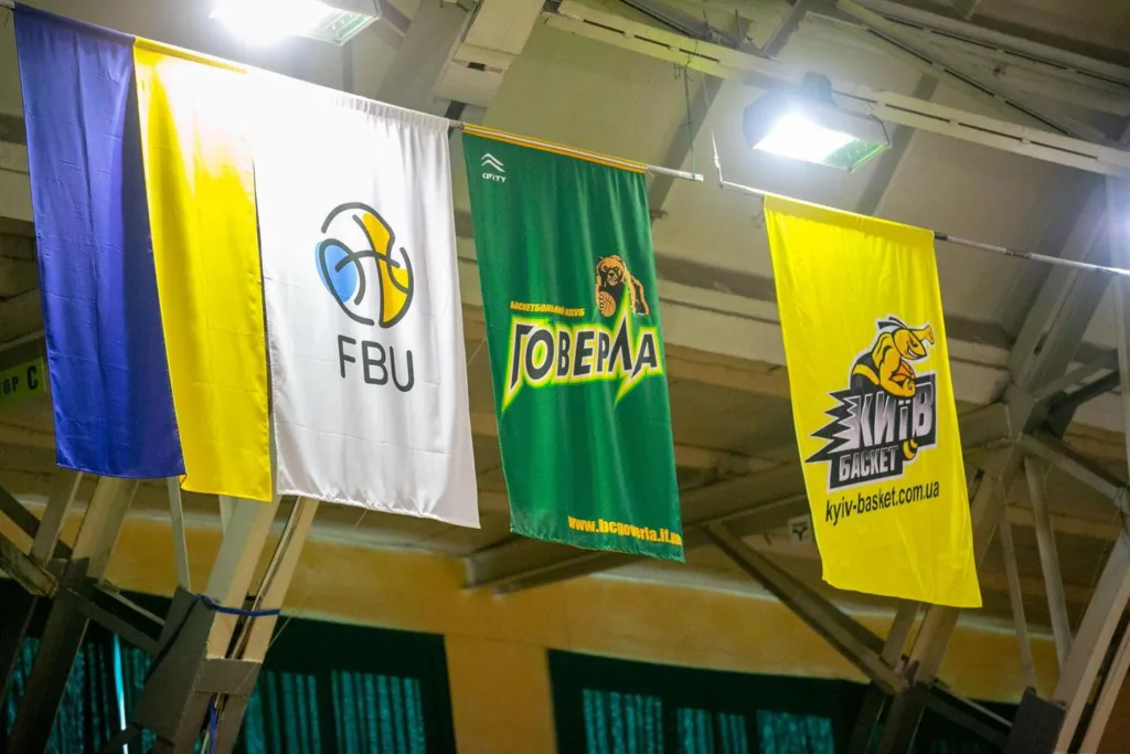 Прапори українських баскетбольних клубів у спортзалі