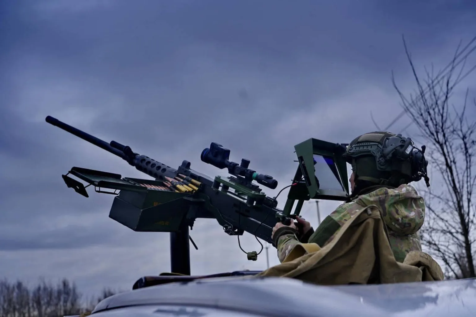 Військовий керує великокаліберним кулеметом на позиції