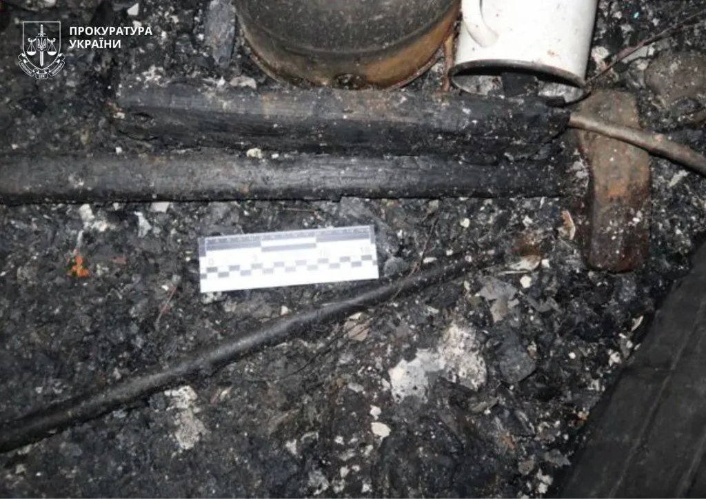 Залишки після пожежі з вимірювальною шкалою