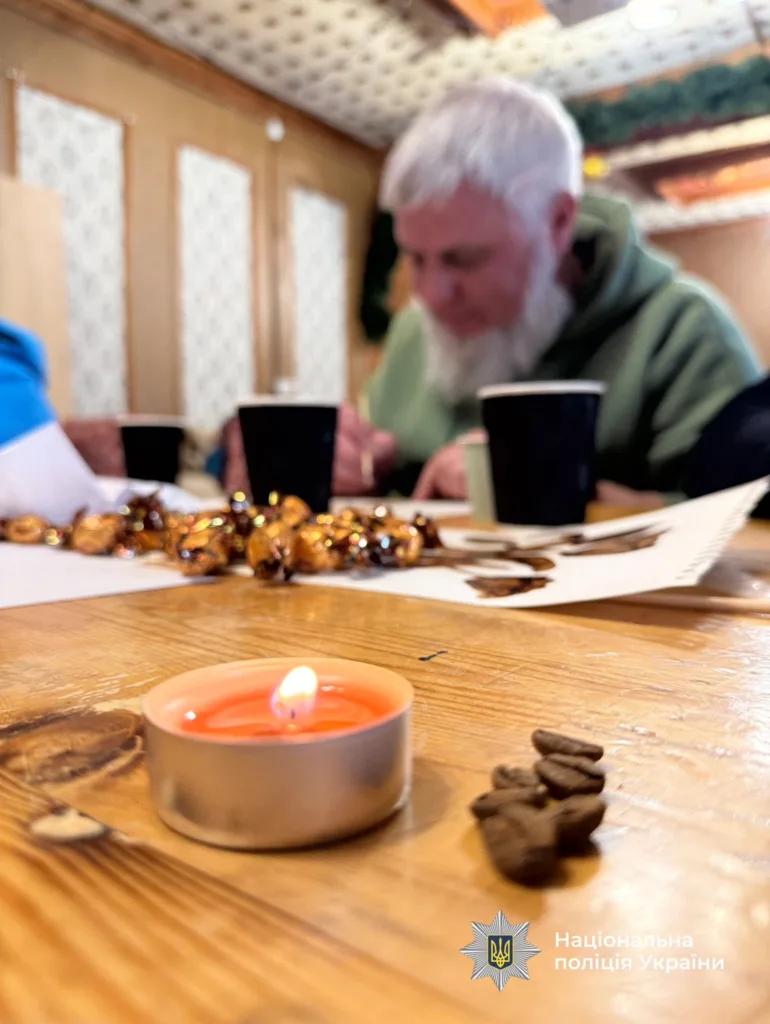 Запалена свічка на столі біля поліції України