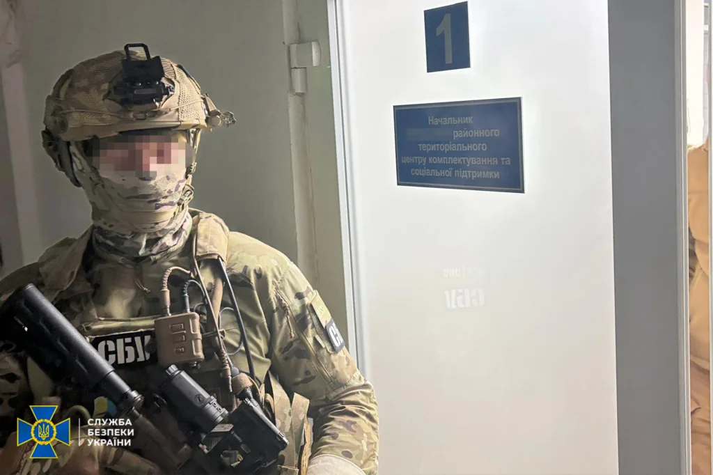 Боєць СБУ біля дверей офісу