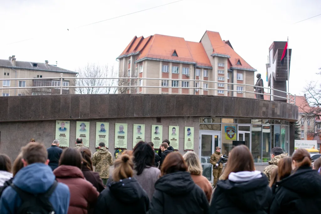 Люди вшановують пам'ять загиблих героїв України