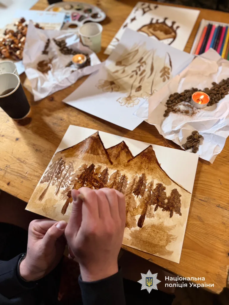 Малювання гір кавою на папері