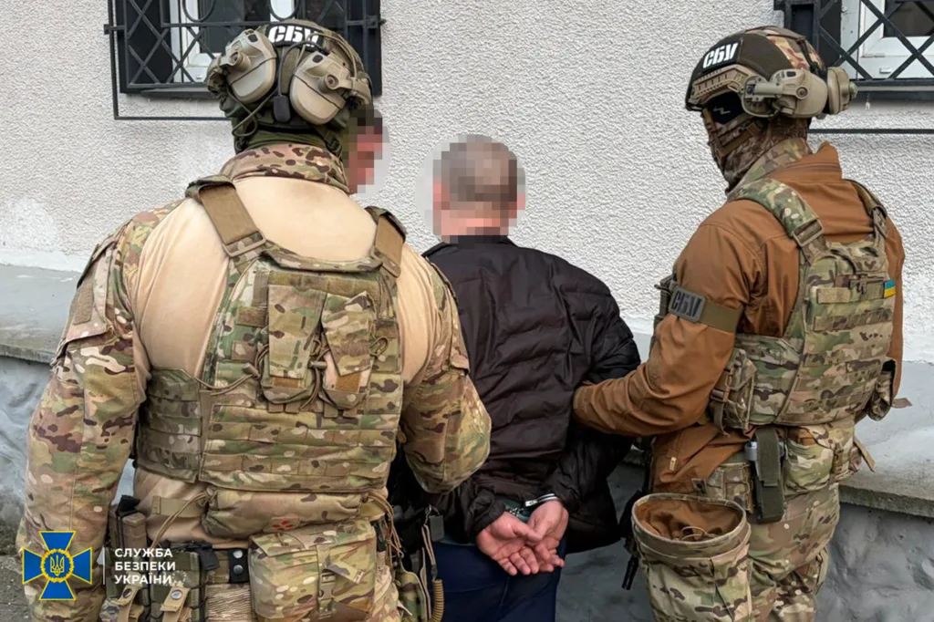 СБУ затримує підозрюваного біля будівлі