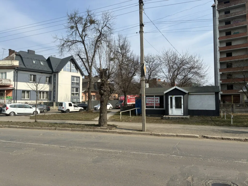 Вулиця з будинками та оголошенням про оренду