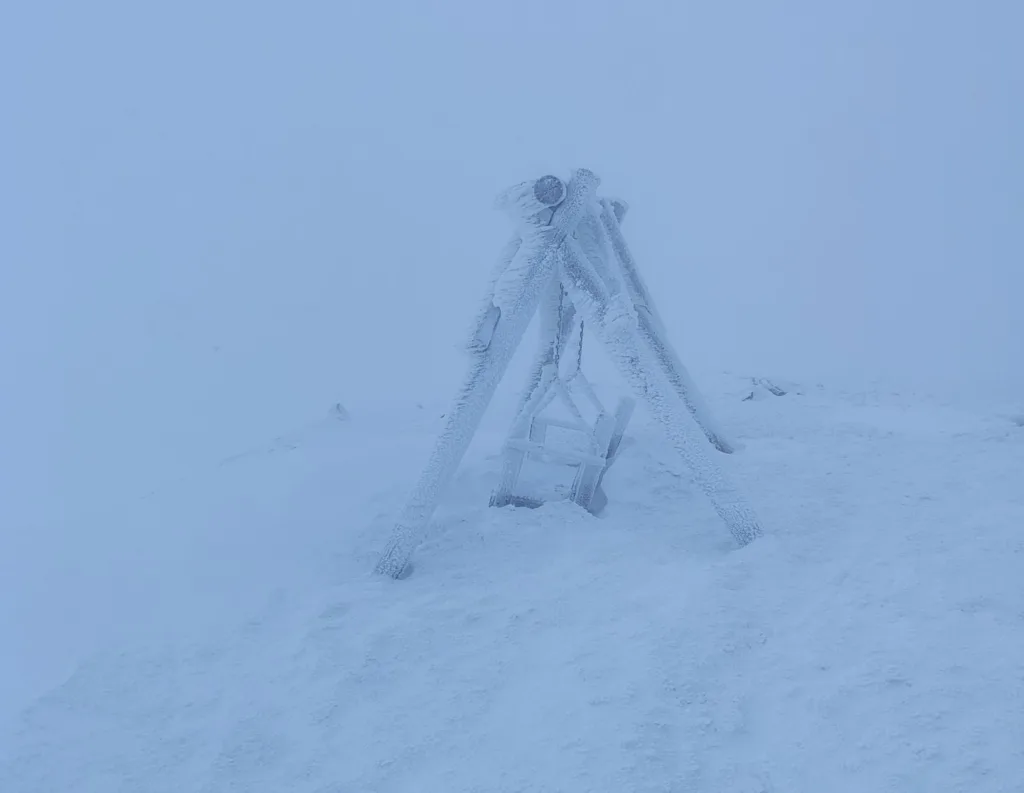 Сніговий пейзаж з обмерзлими дерев'яними конструкціями