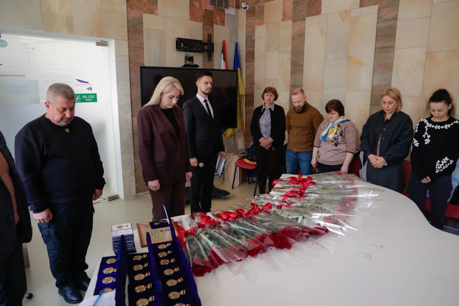 Люди вшанували пам'ять героїв з квітами й медалями