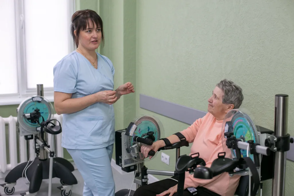 Реабілітація пацієнтки під наглядом медичного працівника