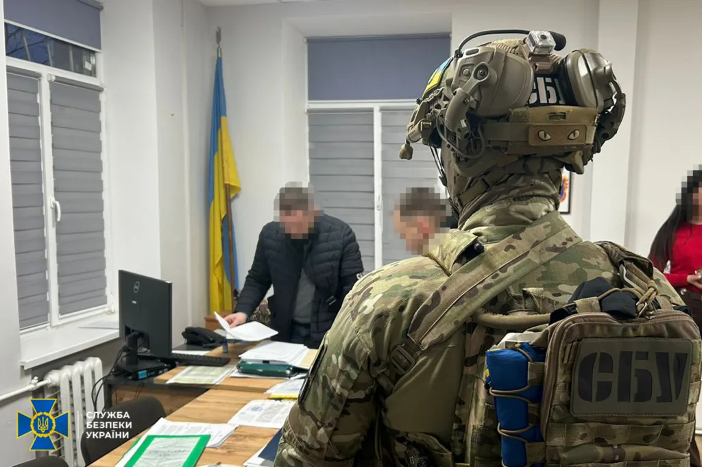 Оперативник СБУ проводить обшук в офісі